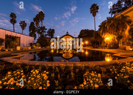 Das Botanische Gebäude und Lily Pond angesehen in der Morgendämmerung.  Balboa Park, San Diego, Kalifornien, Vereinigte Staaten von Amerika. Stockfoto