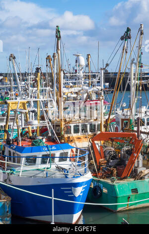 Angelboote/Fischerboote neben der North Wharf in Scarborough Hafen North Yorkshire England UK gebunden Stockfoto