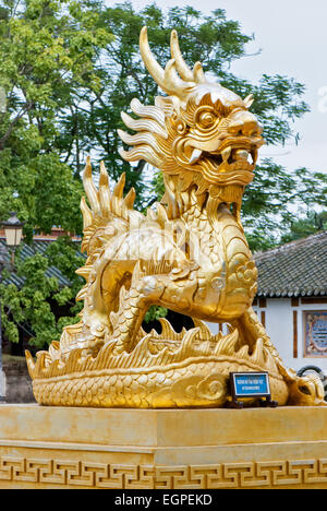 Verbotene Stadt lila Foto: Gold Dragon. Hue, Vietnam. Stockfoto