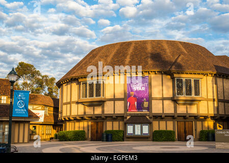 Das Old Globe Theatre-Gebäude von der aufgehenden Sonne Balboa Park, San Diego, California, Vereinigte Staaten von Amerika beleuchtet. Stockfoto