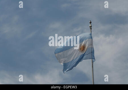 Die Flagge von Argentinien fliegen flattern im Wind auf einem Fahnenmast vor blauem Himmel Stockfoto