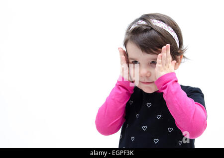 Kleinkind spielt verstecken ihre Augen isoliert auf weißem Hintergrund Stockfoto