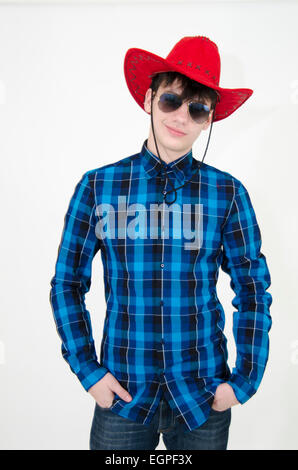 Teenager-Cowboy mit Sonnenbrille isoliert auf weißem Hintergrund Stockfoto