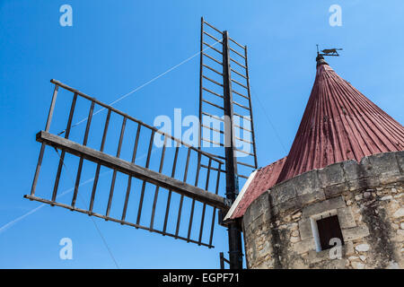 Region der Provence, Frankreich. Alte Mühle Fontvieille, gemacht aus Stein und Holz Stockfoto