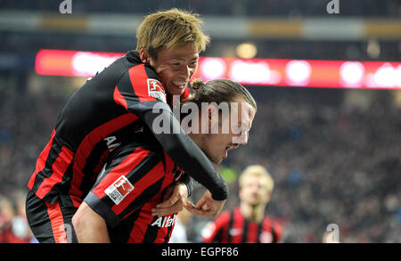 Frankfkurt, Deutschland. 28. Februar 2015. Frankfurter Alexander Meier (r) und Takashi Inui (l) feiern während der Bundesliga-Fußball-Spiel Eintracht Frankfurt gegen Hamburger SV in Frankfkurt, Deutschland, 28. Februar 2015. Foto: Christoph Schmidt/Dpa (Achtung: aufgrund der Akkreditierungsrichtlinien die DFL nur erlaubt die Veröffentlichung und Nutzung von bis zu 15 Bilder pro Spiel im Internet und in Online-Medien während des Spiels.) / Dpa/Alamy Live News Stockfoto