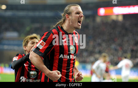 Frankfkurt, Deutschland. 28. Februar 2015. Frankfurter Alexander Meier (r) und Takashi Inui (l) feiern während der Bundesliga-Fußball-Spiel Eintracht Frankfurt gegen Hamburger SV in Frankfkurt, Deutschland, 28. Februar 2015. Foto: Christoph Schmidt/Dpa (Achtung: aufgrund der Akkreditierungsrichtlinien die DFL nur erlaubt die Veröffentlichung und Nutzung von bis zu 15 Bilder pro Spiel im Internet und in Online-Medien während des Spiels.) / Dpa/Alamy Live News Stockfoto