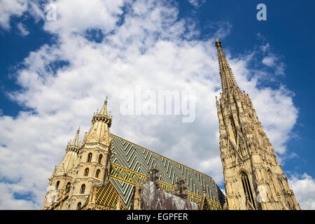 Kunstvoll gemusterten Dach und South Tower der Stephansdom in Wien, Österreich Stockfoto