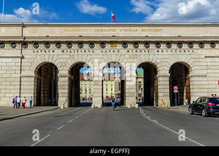 Ein Radfahrer durch äußere Burgtor in der Hofburg, Wien, Österreich Stockfoto