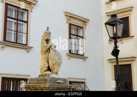 Statue des königlichen Löwen am Eingang zum Schweizer Teil der Hofburg, Wien, Österreich Stockfoto