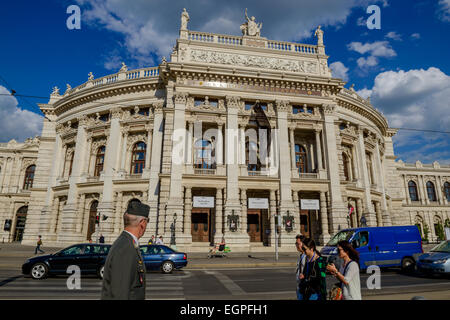 Mann des Militärs suchen am Burgtheater in schwarze Fahnen in Wien, Österreich Stockfoto