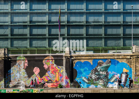 Graffiti auf Danube Damm in Wien, Österreich Stockfoto