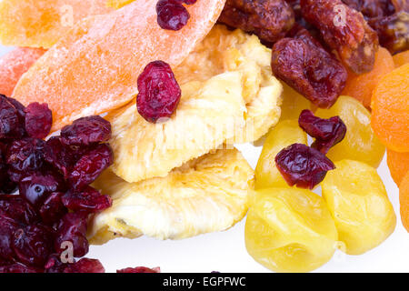 Trockenfrüchte Ananas, Zitrone, Walnuss, Cranberry isoliert auf weißem Hintergrund Stockfoto