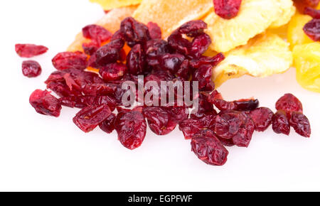 Trockenfrüchte Ananas, Zitrone, Walnuss, Cranberry isoliert auf weißem Hintergrund Stockfoto