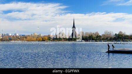 Winterlandschaft auf dem Tabacarie See in Constanta, See voll von Zugvögeln auf der Suche nach Nahrung. Stockfoto