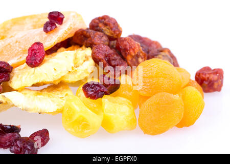 Trockenfrüchte Ananas, Zitrone, Walnuss, Cranberry isoliert auf weißem Hintergrund Stockfoto