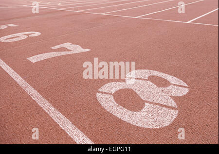 Zahlen auf einer Laufstrecke, Detalle de Unos Números de la Salida de Una Pista Para Correr, Deporte y salud Stockfoto