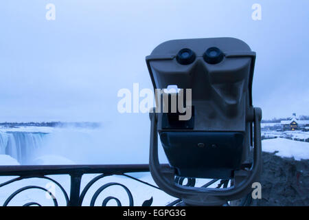 Aussichtsplattform am Niagara River bei gefrorenen Hufeisenfälle in Wintermorgen Stockfoto