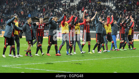 Frankfurt am Main, Deutschland. 28. Februar 2015. Eintracht Frankfurt Spieler feiern mit ihren Fans nach die Bundesliga-Fußball-Spiel Eintracht Frankfurt gegen Hamburger SV in Frankfurt am Main, 28. Februar 2015. Foto: Christoph Schmidt/Dpa (Achtung: aufgrund der Akkreditierungsrichtlinien die DFL nur erlaubt die Veröffentlichung und Nutzung von bis zu 15 Bilder pro Spiel im Internet und in Online-Medien während des Spiels.) / Dpa/Alamy Live News Stockfoto