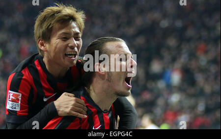 Frankfkurt, Deutschland. 28. Februar 2015. Frankfurter Alexander Meier (r) und Takashi Inui (l) feiern während der Bundesliga-Fußball-Spiel Eintracht Frankfurt gegen Hamburger SV in Frankfkurt, Deutschland, 28. Februar 2015. Foto: Christian Klein/Dpa (Achtung: aufgrund der Akkreditierungsrichtlinien die DFL nur erlaubt die Veröffentlichung und Nutzung von bis zu 15 Bilder pro Spiel im Internet und in Online-Medien während des Spiels.) / Dpa/Alamy Live News Stockfoto