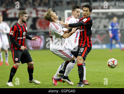 Frankfurt am Main, Deutschland. 28. Februar 2015. Frankfurts Makoto Hasebe (r), Marc Stendera (l) und Hamburgs Matthias Ostrzolek in Aktion während der Fußball-Bundesliga Spiel Eintracht Frankfurt gegen Hamburger SV in Frankfurt am Main, 28. Februar 2015. Foto: Christian Klein/Dpa (Achtung: aufgrund der Akkreditierungsrichtlinien die DFL nur erlaubt die Veröffentlichung und Nutzung von bis zu 15 Bilder pro Spiel im Internet und in Online-Medien während des Spiels.) / Dpa/Alamy Live News Stockfoto