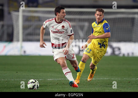 Verona, Italien. 28. Februar 2015. AC Verteidiger Daniele Bonera kämpft für einen Ball mit AC Chievo-Veronas Mittelfeldspieler Valter Birsa während der italienischen Serie A-Fußballspiel zwischen AC Chievo Verona und AC Milan auf Samstag, 28. Februar 2015 Bentegodi Stadium. Bildnachweis: Andrea Spinelli/Alamy Live-Nachrichten Stockfoto