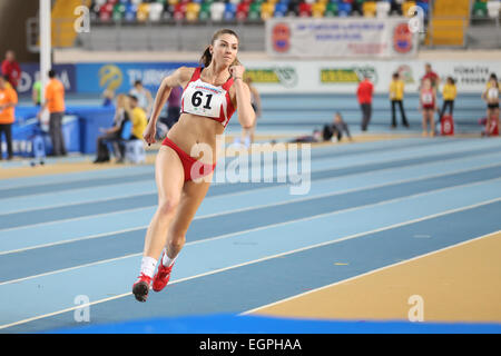 ISTANBUL, Türkei - 21. Februar 2015: Montenegrinische Athlet Marija Vukovic Hochsprung während Balkan Indoor Meisterschaften Stockfoto