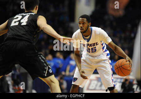 28. Februar 2015: DePaul Blue Demons Wache Durrell McDonald (25) steuert den Ball während der NCAA Männer Basketball-Spiel zwischen den Butler Bulldogs und die DePaul Blue Dämonen in der Allstate Arena in Rosemont, Illinois. Butler überzeugte DePaul 67-53. Patrick Gorski/CSM Stockfoto