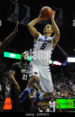 28. Februar 2015: DePaul Blue Demons Guard Billy Garrett Jr. (5) nimmt ein Schuss während der NCAA Männer Basketball-Spiel zwischen den Butler Bulldogs und die DePaul Blue Dämonen in der Allstate Arena in Rosemont, Illinois. Butler überzeugte DePaul 67-53. Patrick Gorski/CSM Stockfoto