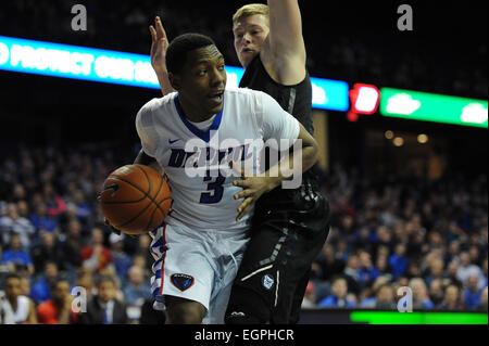 28. Februar 2015: DePaul Blue Demons Rashaun Stimage (3) Laufwerke nach vorne mit dem Ball nach vorne bei der NCAA Männer Basketball-Spiel zwischen den Butler Bulldogs und die DePaul Blue Dämonen in der Allstate Arena in Rosemont, Illinois. Butler überzeugte DePaul 67-53. Patrick Gorski/CSM Stockfoto