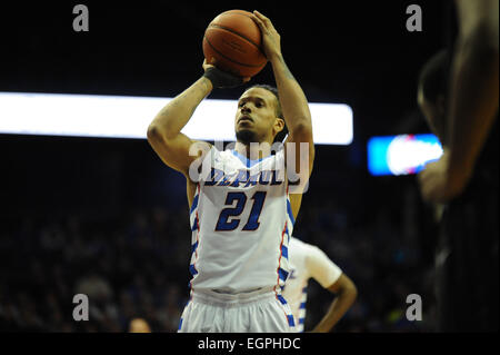 28. Februar 2015: DePaul Blue Demons nach vorne nimmt Jamee Crockett (21) einen Freiwurf während der NCAA Männer Basketball-Spiel zwischen den Butler Bulldogs und die DePaul Blue Dämonen in der Allstate Arena in Rosemont, Illinois. Butler überzeugte DePaul 67-53. Patrick Gorski/CSM Stockfoto