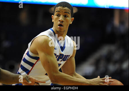 28. Februar 2015: DePaul Blue Dämonen bewachen Billy Garrett Jr. (5) steuert den Ball während der NCAA Männer Basketball-Spiel zwischen den Butler Bulldogs und die DePaul Blue Dämonen in der Allstate Arena in Rosemont, Illinois. Butler überzeugte DePaul 67-53. Patrick Gorski/CSM Stockfoto