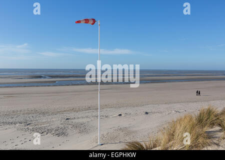 Ein paar Fuß am Strand von Le Touquet-Paris-Plage, Frankreich bei starkem Wind Stockfoto