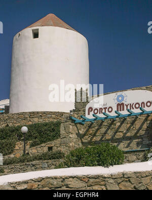 Chora, Mykonos, Griechenland. 3. Oktober 2004. Eingang zum Hotel Porto Mykonos oberhalb des alten Hafens in Chora hat eine Runde Form im Stil einer Windmühle, dem Wahrzeichen von der griechischen Insel Mykonos. © Arnold Drapkin/ZUMA Draht/Alamy Live-Nachrichten Stockfoto