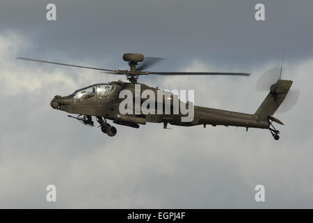 Army Air Corps Apache AH1 Kampfhubschrauber fliegt in Gewitterwolken auf einem Übungsflug. Stockfoto