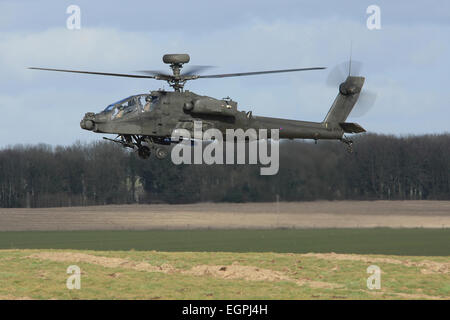 Britische Armee Apache AH1 Kampfhubschrauber schwebt während Crew-Trainings. Stockfoto