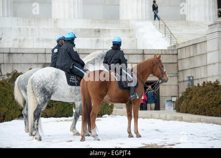 WASHINGTON DC, USA - US Park Polizei auf Pferden Patrol das Lincoln Memorial im Schnee in Washington DC. Stockfoto