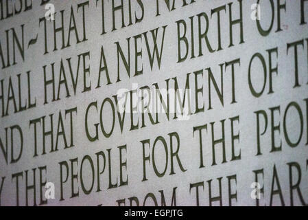 WASHINGTON DC, USA - Close-up Detail eines Teils der Gettysburg Address, geätzt ist die Wand des Lincoln Memorial in Washington DC Ino. Der Schuß konzentriert sich auf das Wort "Regierung", die die berühmten Zitat: "Regierung des Volkes, durch das Volk und für das Volk, nicht von der Erde umkommen.' Stockfoto