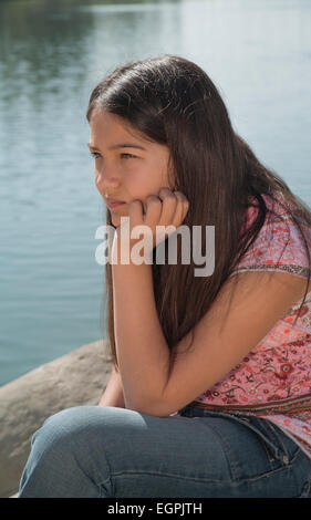 Hispanic-Caucasian jugendlich Mädchen 11-13 Jahre alt Meditieren meditiert Denken allein natürlichen Natur Tweens junger Mensch Menschen HERR © Myrleen Pearson Stockfoto