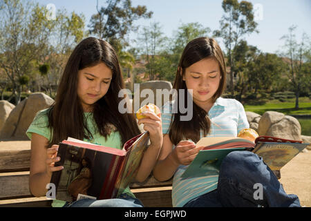 Junge Mensch Menschen Tween heraus hängen Vietnamese-Caucasian jugendliche Hispanic Mexican zwei Mädchen 12-13 Jahre alt lesen Bücher zusammen HERR © Myrleen Pearson Stockfoto