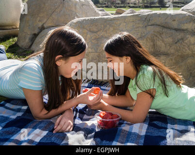 Kalifornien Teens hängen Tweens zwischen Mädchen reden. Vietnamesisch/kaukasischen und Hispanic/kaukasische Mädchen teilen Obst Freundschaft. Herr © Myrleen Pearson Stockfoto