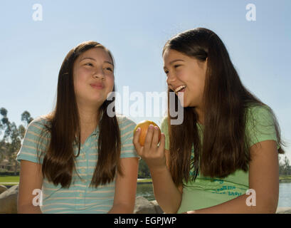 Kalifornien Teens hängen Vietnamesisch-kaukasischen und Hispanic mexikanischen kaukasischen Freundinnen lachen. Herr © Myrleen Pearson Stockfoto