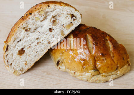 Frisches Vollkornbrot halbieren auf Schneidebrett Stockfoto