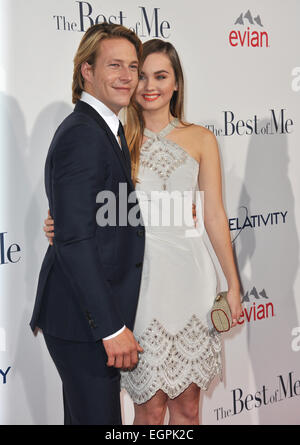 LOS ANGELES, CA - 7. Oktober 2014: Liana Liberato & Luke Bracey bei der Weltpremiere ihres Films "The Best of Me" im Regal Kinos LA Live. Stockfoto