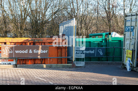 Inländischen Haushalt Abfallsammlung und recycling-Zentrum in Großbritannien. Springt für Holz, Holz und Pappe. Stockfoto