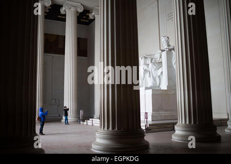 WASHINGTON DC, USA – die 19 Meter hohe Marmorstatue von Abraham Lincoln befindet sich in der Säulenhalle des Lincoln Memorial. Die 36 dorischen Säulen der Gedenkstätte repräsentieren die staaten der Union zum Zeitpunkt von Lincolns Tod. Daniel Chester French's ikonische Skulptur wird durch natürliches Licht aus den oberen Fenstern der Gedenkstätte beleuchtet. Stockfoto