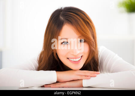 schöne junge lächelnde asiatische Frau Stockfoto