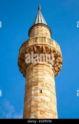 Minarett der alten Moschee Camii, Konak Square, Izmir, Türkei Stockfoto