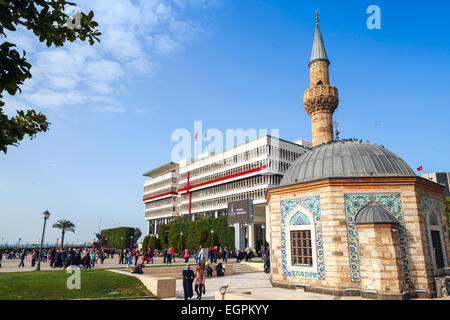 Izmir, Türkei – 5. Februar 2015: Touristen zu Fuß in der Nähe von alten Camii Moschee am Konak Square, Izmir, Türkei Stockfoto