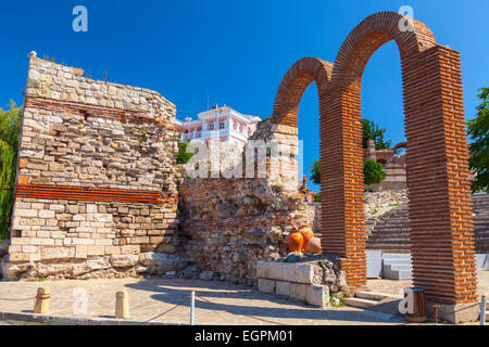 Zerstörte Kirche und Steinmauern um die Altstadt Nessebar, Bulgarien Stockfoto