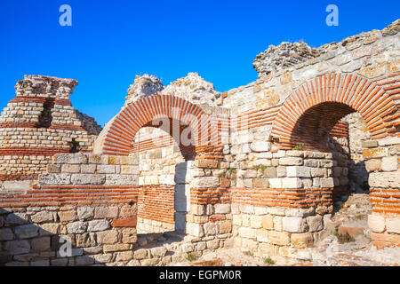 Ruinen der Mauer um die Altstadt Nessebar, Bulgarien Stockfoto